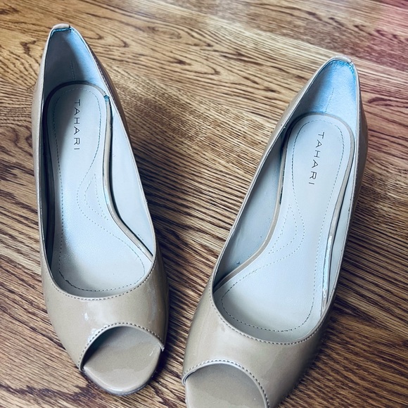Tahari Ta-Marie Pumps 6 1/2 - Picture 2 of 5